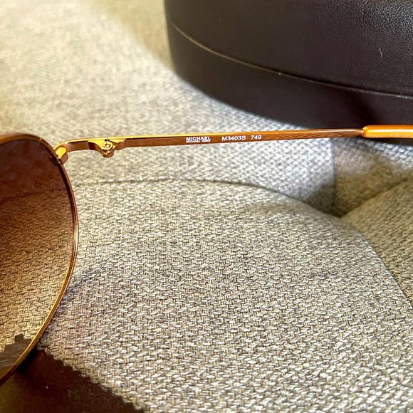 Michael Kors Aviator Sunglasses with brown case - Picture 3 of 3